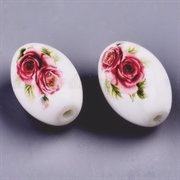 Perle i porcelæns look med roser. 15 x 10 mm. Hvid